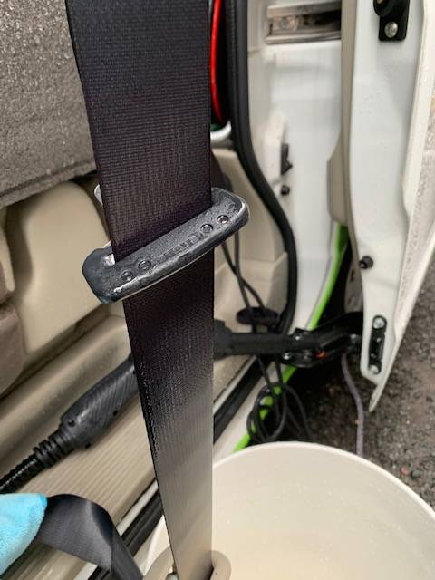 シートベルトのストッパー金具まわりの洗浄