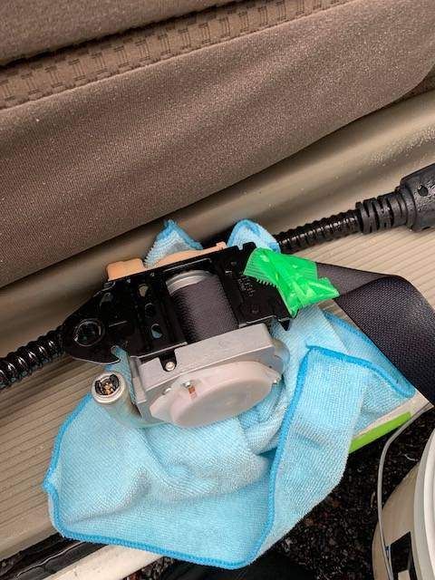 パジェロミニから取り外したシートベルトの巻き取り装置