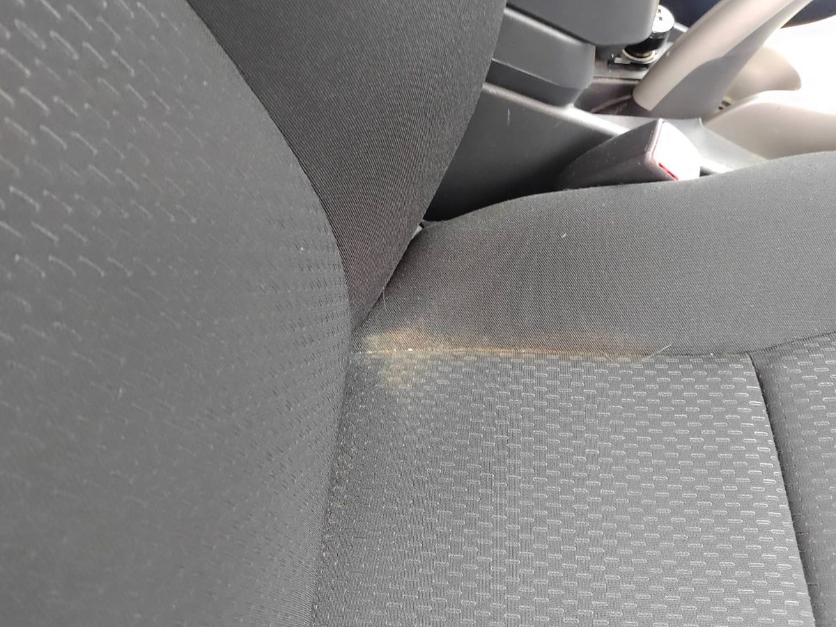 トヨタ オーリスのシートの座面と背もたれの境目に付いた斑点状の汚れ